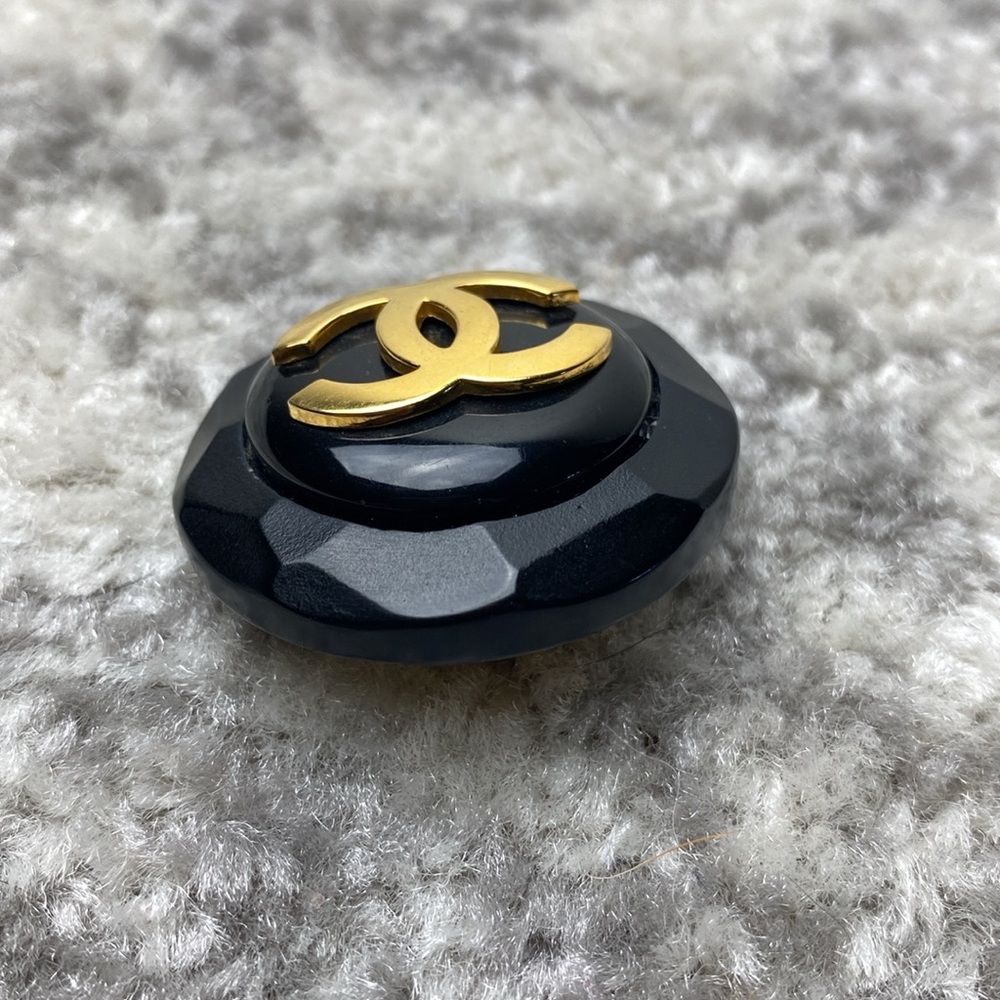 Chanel vintage Fall 1984 resin/metal clip on earring - Picture 9 of 12